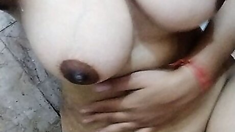 Riya thakur Indian girl ki Desi choot bathroom m sex ka diya pura maja