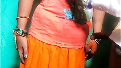 Desi aunty ki malish karke jamkar chida