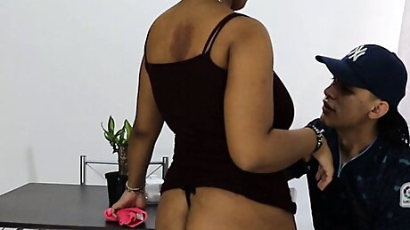 I Fuck The Maid Who Is Very Sexy