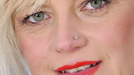 Mature mom feeding her hungry cunt under Xmas tree